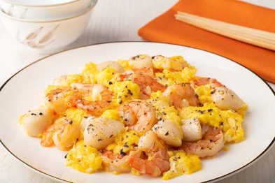 Scrambled_Eggs_with_Truffle_Scallops_and_Shrimps_s